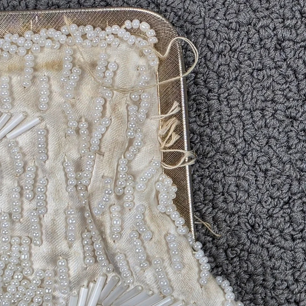 Vintage Richere by Walborg‎ White/Ivory Beaded Floral Kiss Lock Clutch